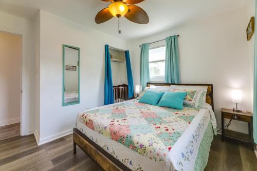 une chambre avec un lit et un ventilateur de plafond dans l'établissement 1 Mi to Ark Encounter Family Home in Williamstown, à Williamstown