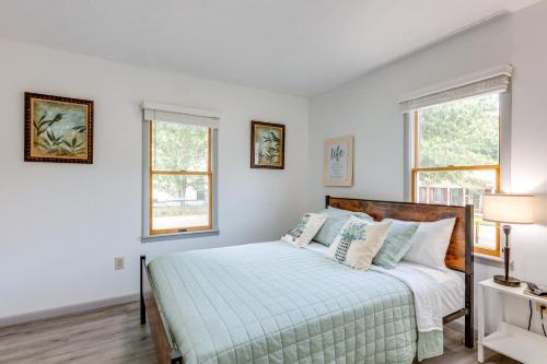 ein Schlafzimmer mit einem Bett und zwei Fenstern in der Unterkunft Family Home 2 Mi to Ark Encounter in Williamstown! in Williamstown