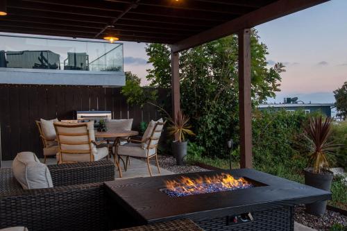 un patio con una hoguera, una mesa y sillas en Best Value in SD $1M Views; Great Location; WD, en San Diego
