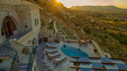Vista sulla piscina di Kayakapi Premium Caves Cappadocia o su una piscina nei dintorni