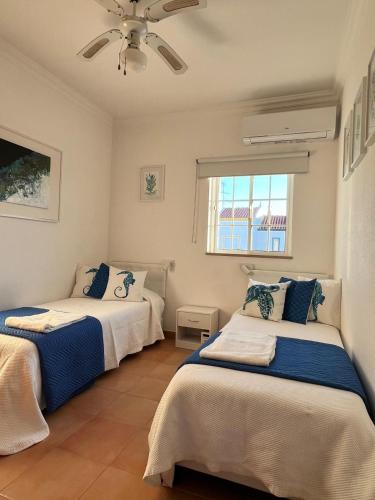 a bedroom with two beds and a window at Lotamar19 in Manta Rota