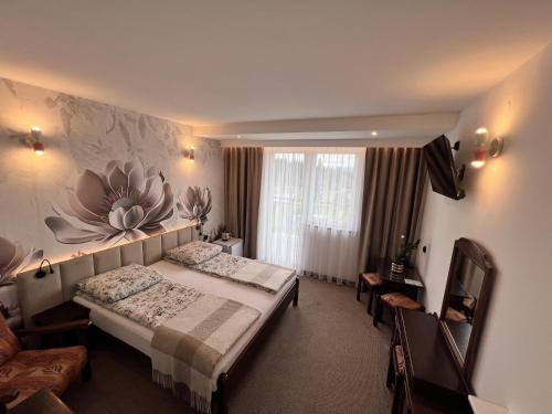 a hotel room with a bed and a television at Motel Na Zbójeckiej in Skawa