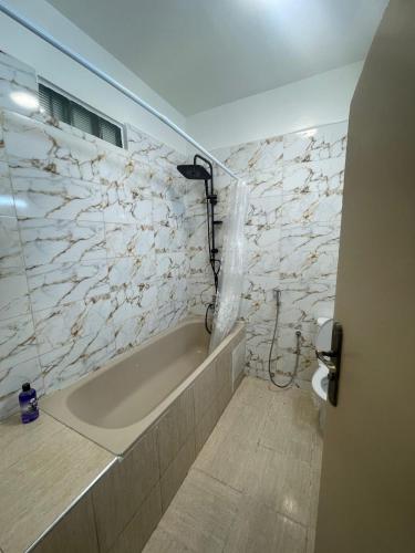 łazienka z wanną i toaletą w obiekcie Agdal w mieście Rabat