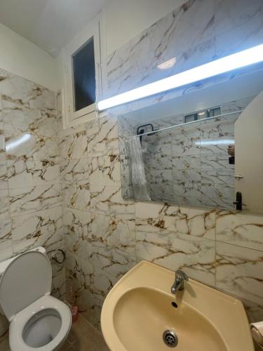 łazienka z białą toaletą i umywalką w obiekcie Agdal w mieście Rabat