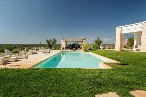 a swimming pool in the middle of a yard at Villa San Vito Due in Ostuni
