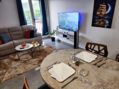 Una televisión o centro de entretenimiento en 4K-Suite