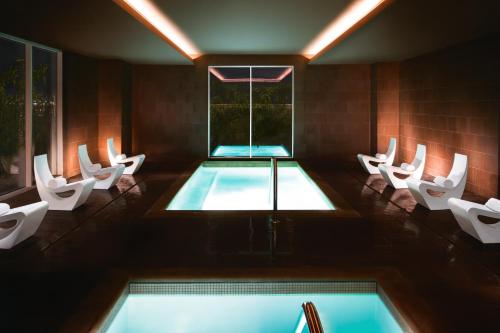 Bazén v ubytování Luxury Suites at Palms Place nebo v jeho okolí