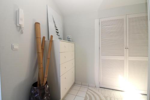 a room with a cabinet with baseball bats at Am Grün 15 Fewo 25 in Wittenbeck