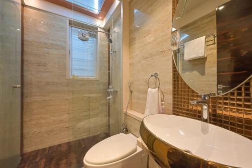 un bagno con wc, lavandino e doccia di Golden Villa 4 Bhk With Private Swimming Pool Centrally Located a Lonavala