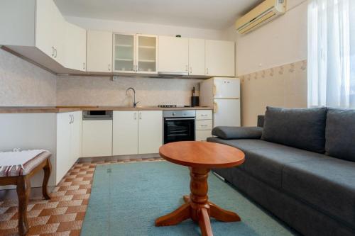 Kuchyň nebo kuchyňský kout v ubytování Apartmani Ina