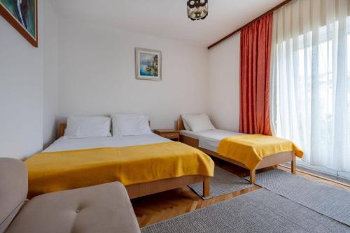 Postel nebo postele na pokoji v ubytování Apartmani Ina