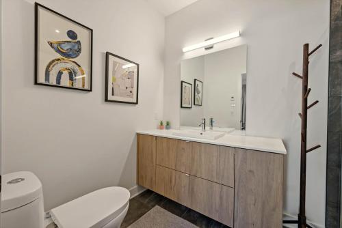 モントランブランにあるTremblant Prestige - Verbier 13-101の洗面台とトイレ付きのバスルーム