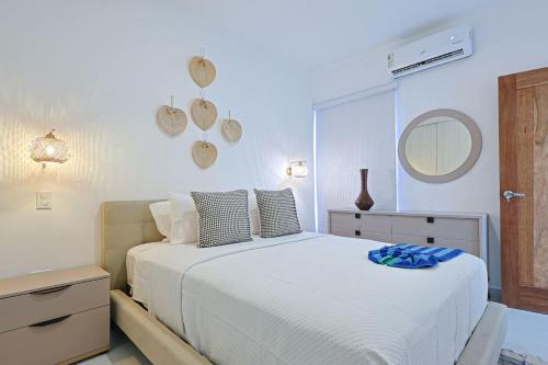 Una cama o camas en una habitación de Comfy 3BD Condo in Cocotal