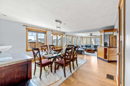 Un comedor y una sala de estar con mesa y sillas. en Serendipity Beach Retreat Namaste Unit, en Salisbury Beach