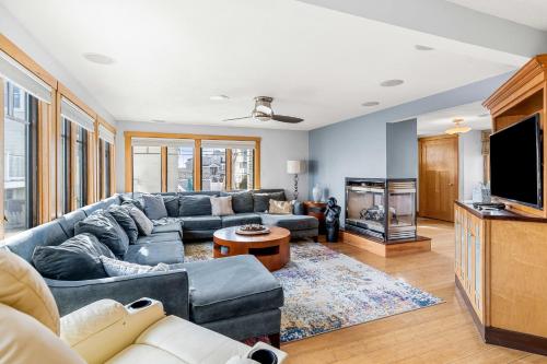 sala de estar amplia con sofá y TV en Serendipity Beach Retreat Namaste Unit, en Salisbury Beach