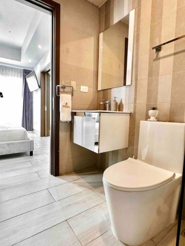 a bathroom with a toilet and a sink at Comfy 1BR Apt, Full AC, Pool. in Santo Domingo
