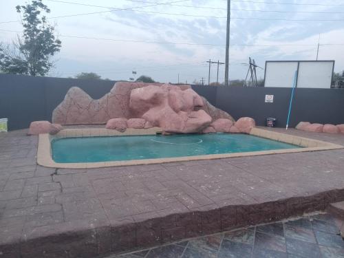 eine Statue eines Bären in einem Wasserbecken in der Unterkunft Queen Nanikie Guest House in Mooinooi