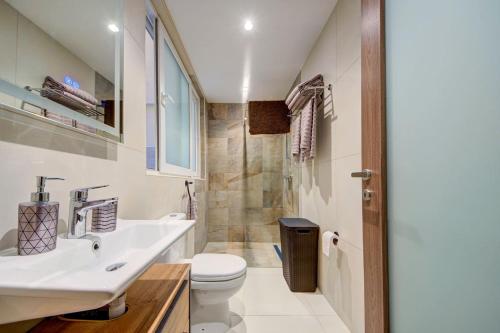 une salle de bain avec un lavabo et des toilettes dans l'établissement Oakville, Valley Views, Private Pool, BBQ, Games Room by Haven & Keys Malta, à Ix-Xagħra