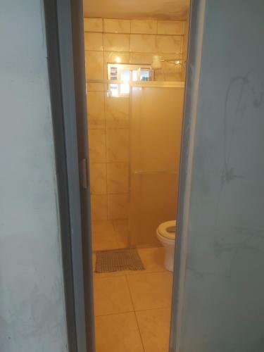 een badkamer met een douche en een toilet. bij Piscina e mar in Angra dos Reis