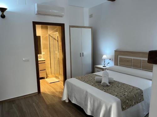Cama o camas de una habitación en Apartamentos Los Belloso