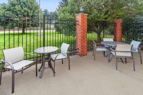 Giardino di Holiday Inn Express Hotel & Suites Urbana-Champaign-U of I Area by IHG
