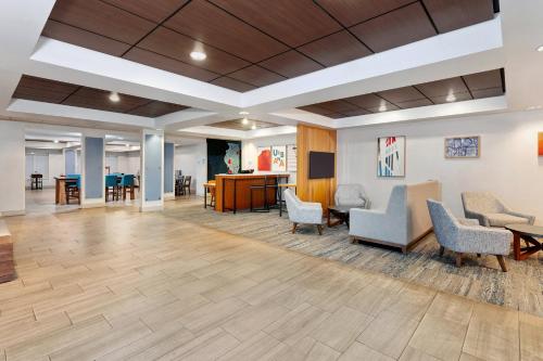 Area soggiorno di Holiday Inn Express Hotel & Suites Urbana-Champaign-U of I Area by IHG