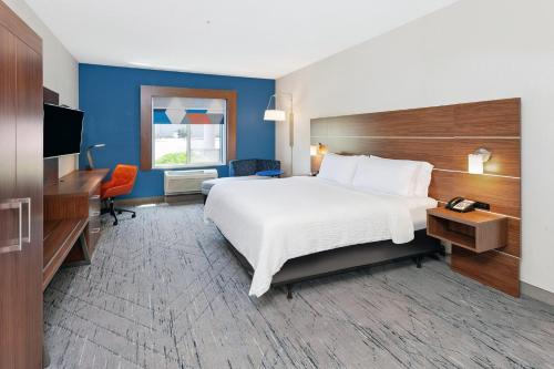 Letto o letti in una camera di Holiday Inn Express Hotel & Suites Urbana-Champaign-U of I Area by IHG