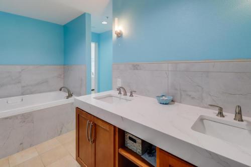 a bathroom with two sinks and a bath tub at The Driftwood Oasis in Biloxi