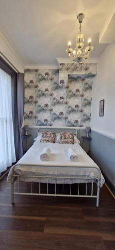 Cama o camas de una habitación en LilyRose Hotel