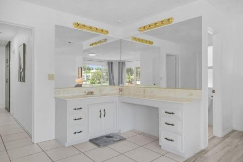 a bathroom with a sink and a large mirror at Oak and Fairway in Riverside