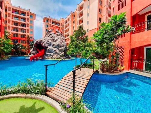 a resort with a water slide and a pool at เซเว่น ซี คอนโดรีสอร์ท สวนน้ำ in Jomtien Beach