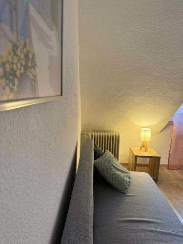 Postel nebo postele na pokoji v ubytování Zimmer mit Sofa & Gemeinschaftsbad