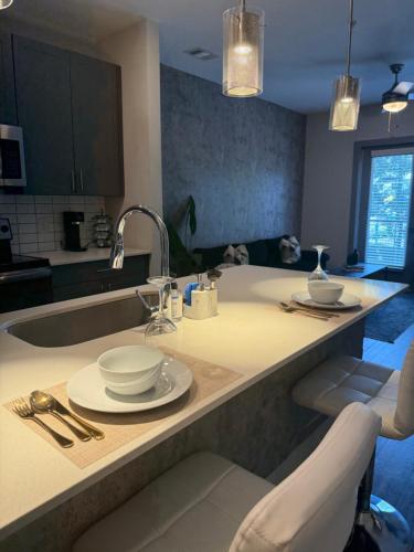 un bancone della cucina con piatti e ciotole di Large Buckhead modern suite ad Atlanta