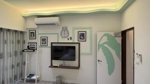 a room with a flat screen tv on a wall at 台東漫活電梯民宿-可包棟 in Taitung City