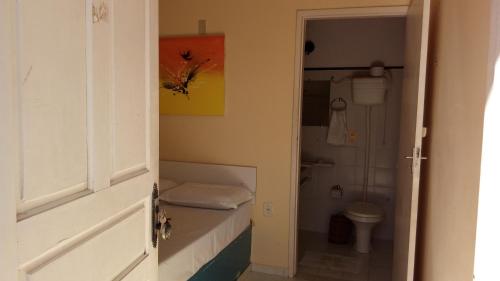 ein kleines Badezimmer mit Toilette und Waschbecken in der Unterkunft Encantos Pousada in Baixio