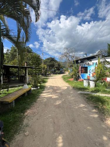a dirt road with a bench on the side at Hotel Yamboró in Pitalito