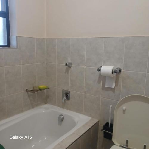 Foothill Home 2 tesisinde bir banyo