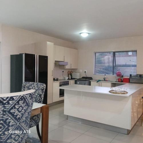Foothill Home 2 tesisinde mutfak veya mini mutfak