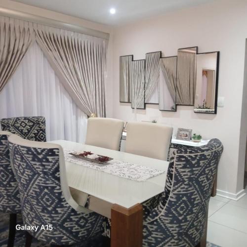 Foothill Home 2 tesisinde bir oturma alanı