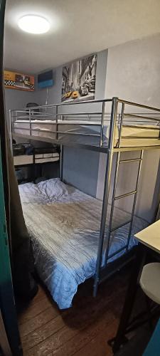 ル・クレムラン・ビセートルにあるSmall dormitory 12m2 of 5 beds in sharing flat 30m2の二段ベッドが備わるドミトリールームのベッド1台分です。