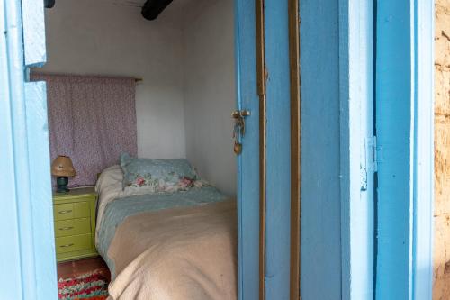 a small bedroom with a bed and a dresser at Casa Santa Teresa de las Flores in Sogamoso