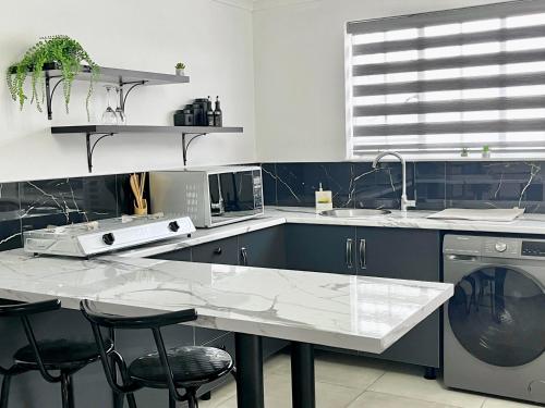 Dapur atau dapur kecil di The Lantern Luxe Retreat