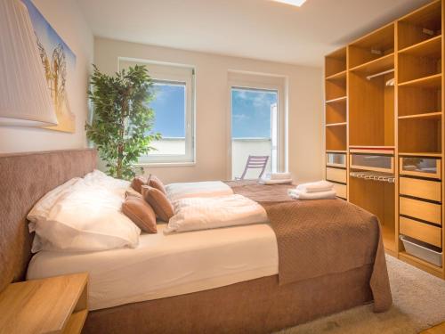 a bedroom with a large bed and a window at Modern City Apartment near Vienna Central Station in Vienna