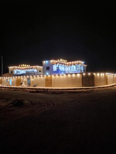 budynek z oświetleniem w nocy w obiekcie Wadi Rum chalets w mieście Wadi Rum