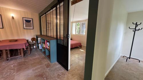 BourdeauにあるLa Molle du Lacの廊下(テーブル付)