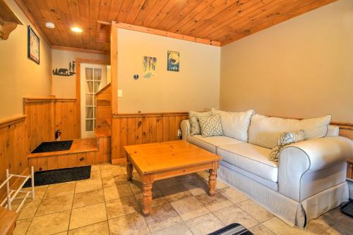 Posezení v ubytování Mt Snow Home with Privacy Hot Tub Firepit