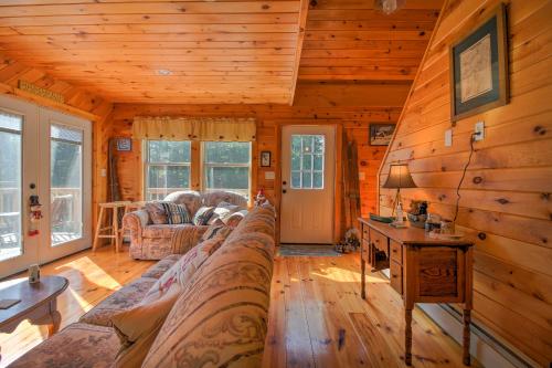 Posezení v ubytování Mt Snow Home with Privacy Hot Tub Firepit