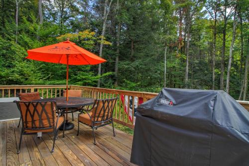 Zahrada ubytování Mt Snow Home with Privacy Hot Tub Firepit
