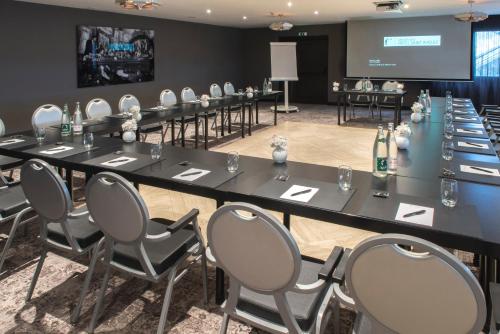a conference room with a long table and chairs at Van der Valk Hotel Saint-Aygulf in Saint-Aygulf