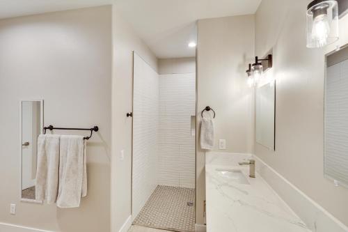 une salle de bain blanche avec douche et toilettes dans l'établissement 3 Mi to Lake Havasu Condo with Mountain and Lake View, à Lake Havasu City